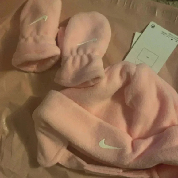 Nikes Kids Hat and Mitten Set - Picture 1 of 3